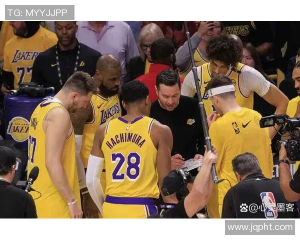 湖人新援巴顿正式亮相,球队阵容再添利器 湖人新援巴顿正式亮相,球队阵容再添利器