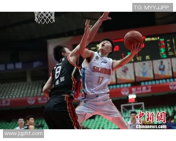 马刺队在季前赛中与中国男篮展开激烈对抗,最终以108-99取胜 马刺队在季前赛中与中国男篮展开激烈对抗,最终以108-99取胜